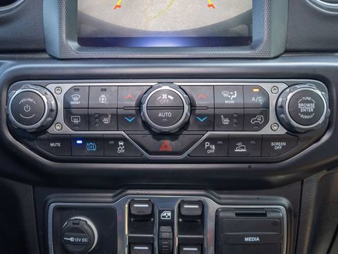 Used 2022 Jeep Wrangler Unlimited Sahara w/ Cold Weather Group AWD/4WD image 21