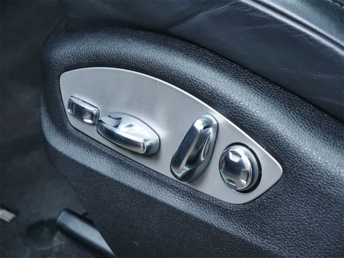 Used 2023 Porsche Macan Turbo image 12