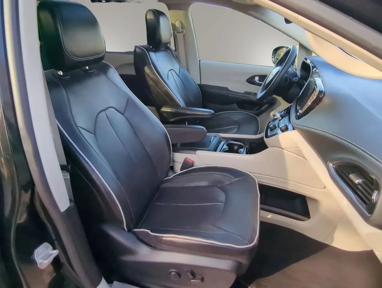Used 2023 Chrysler Pacifica Limited FWD image 27