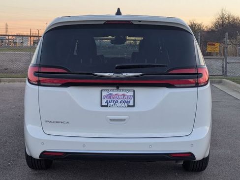 New 2026 Chrysler Pacifica Select image 4