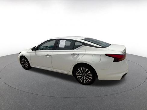 Used 2025 Nissan Altima 2.5 SV FWD image 10
