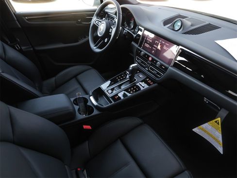 Certified 2025 Porsche Macan image 34