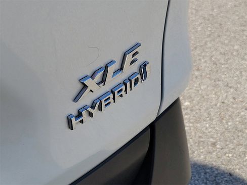 Used 2021 Toyota RAV4 XLE Premium image 7