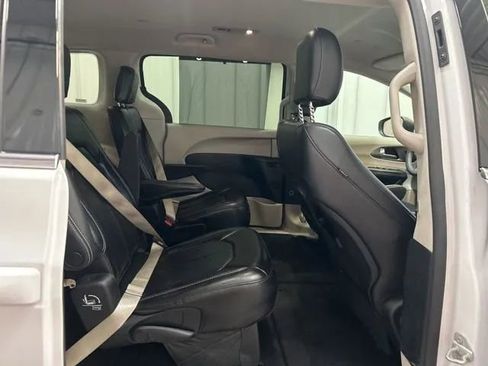 Used 2023 Chrysler Pacifica Touring-L FWD image 14