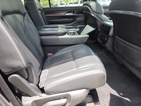 Used 2022 Jeep Grand Wagoneer Series II AWD/4WD image 18