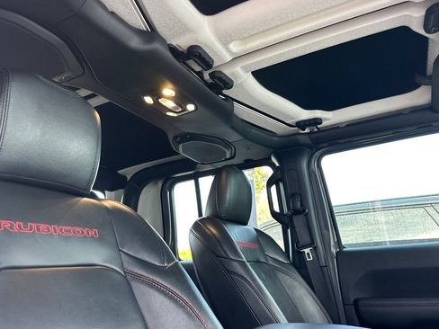 Used 2022 Jeep Gladiator Rubicon w/ Cold Weather Group image 18