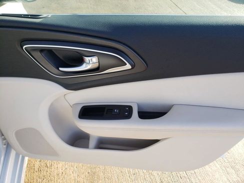 Used 2015 Chrysler 200 Limited w/ Convenience Group image 22