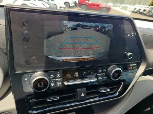 Used 2024 Toyota Highlander XLE FWD image 37