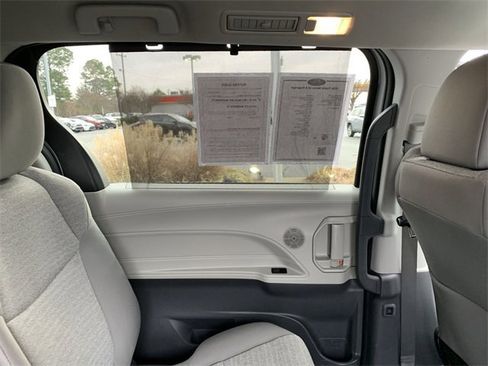 Used 2024 Toyota Sienna LE image 11