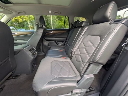 Used 2024 Volkswagen Atlas SE AWD/4WD image 25