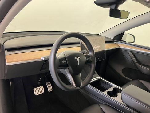 Used 2025 Tesla Model Y Performance image 4