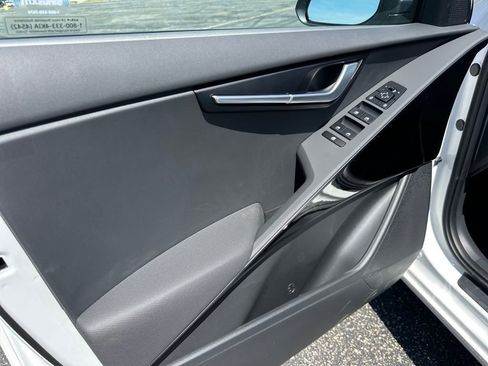 New 2025 Kia Niro EX image 10