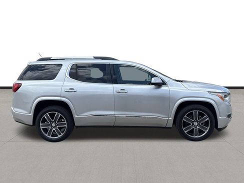 Used 2018 GMC Acadia Denali w/ Technology Package FWD image 4