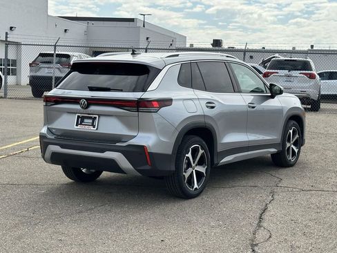 New 2025 Volkswagen Tiguan SE FWD image 4