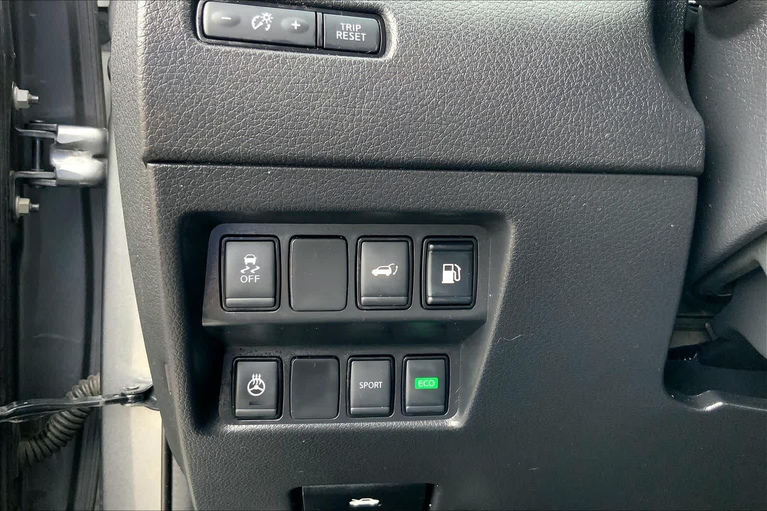 Used 2018 Nissan Rogue SV w/ Premium Package FWD image 33