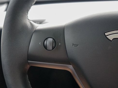 Used 2022 Tesla Model Y Performance AWD/4WD image 16