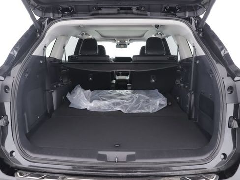 Used 2026 Toyota Highlander Platinum AWD/4WD image 32