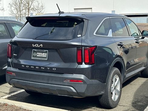Used 2022 Kia Sorento LX image 3