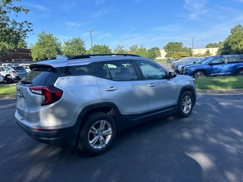 Used 2022 GMC Terrain SLE w/ Driver Convenience Package FWD image 3