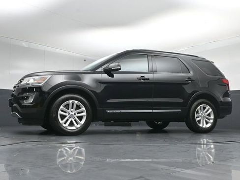 Used 2017 Ford Explorer XLT image 39