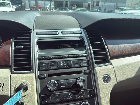 Used 2010 Ford Taurus Limited image 12