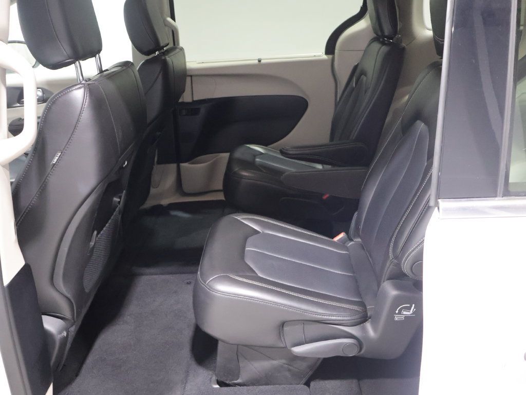 Used 2023 Chrysler Pacifica Touring-L FWD image 17