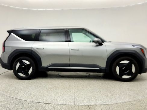 Used 2024 Kia EV9 Light Long Range RWD image 4