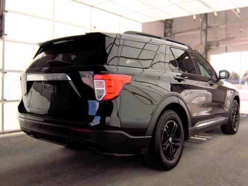 Used 2020 Ford Explorer XLT RWD image 3