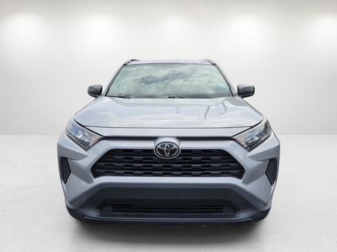Used 2019 Toyota RAV4 LE FWD image 2