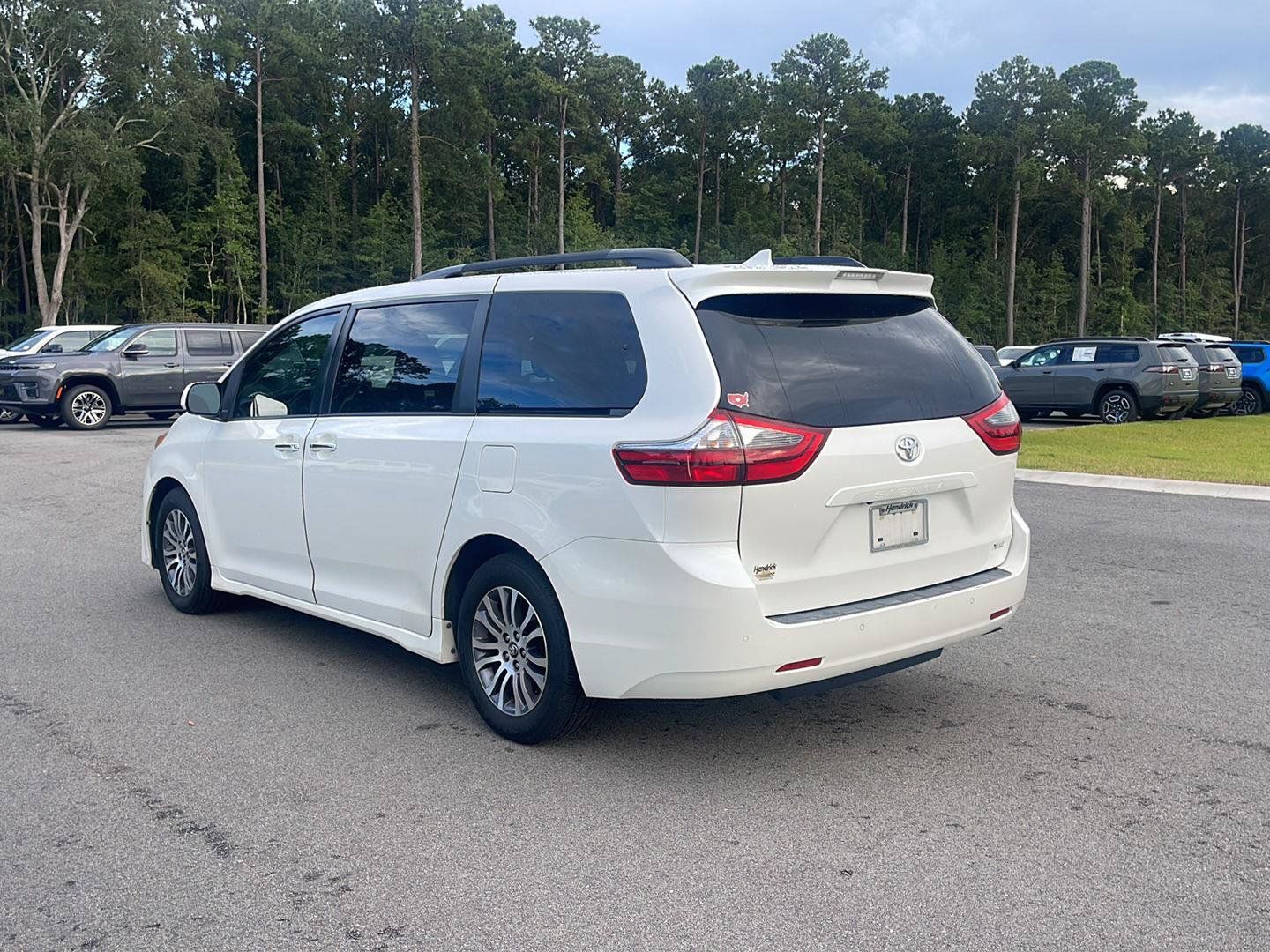 Used 2020 Toyota Sienna XLE w/ XLE Navigation Package FWD image 5