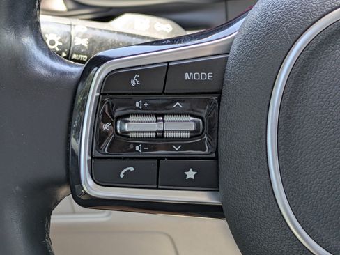 Certified 2022 Kia Carnival LX FWD image 20
