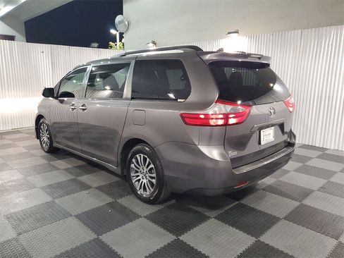 Used 2020 Toyota Sienna XLE image 4