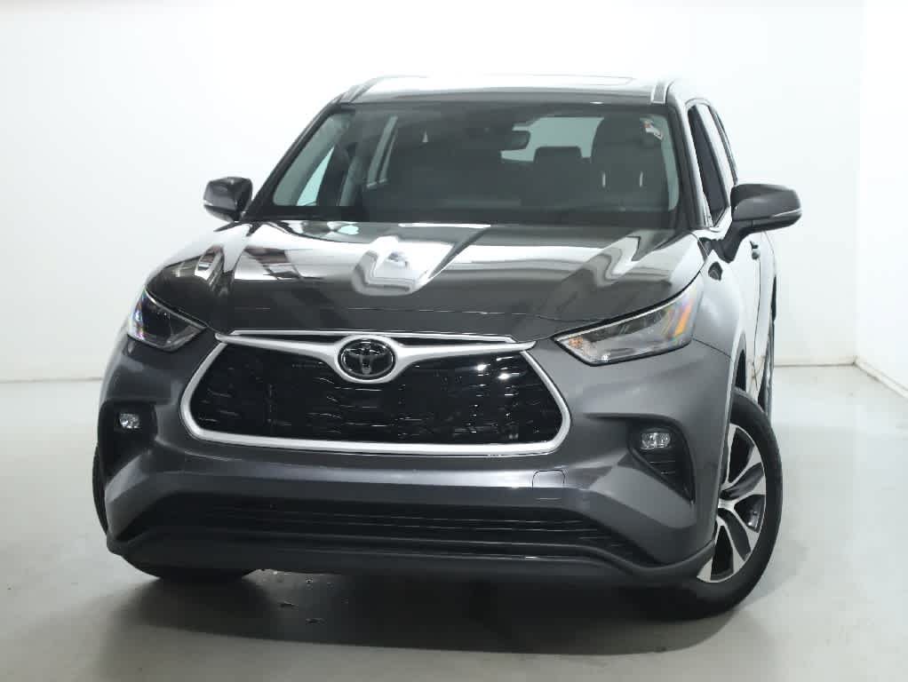 Used 2024 Toyota Highlander XLE AWD/4WD image 3