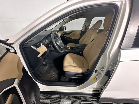 Used 2020 Toyota RAV4 LE FWD image 13