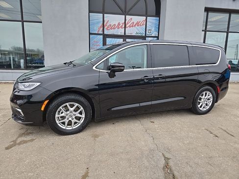 Used 2024 Chrysler Pacifica Touring-L image 4