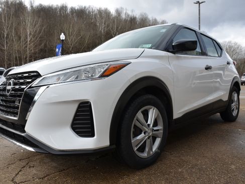 Used 2022 Nissan Kicks S image 3