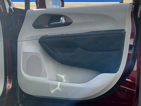 Used 2018 Chrysler Pacifica Touring-L image 26