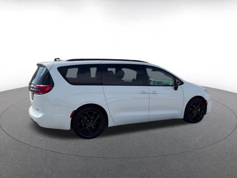Used 2025 Chrysler Pacifica Limited image 12