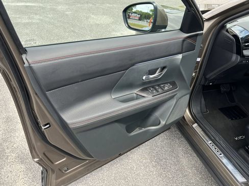 Used 2025 Nissan Kicks SR w/ Illumination Package image 18