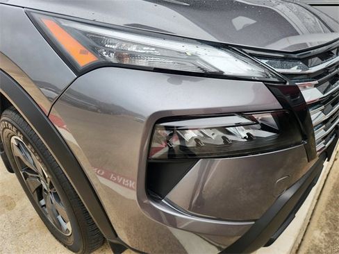 Used 2025 Nissan Rogue SV w/ SV Premium Package FWD image 5