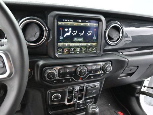 Used 2023 Jeep Wrangler Unlimited Sahara AWD/4WD image 18