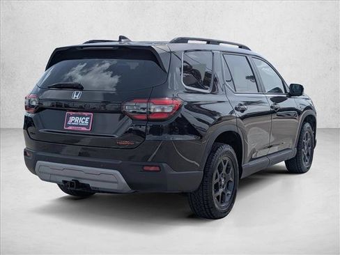 Used 2025 Honda Pilot TrailSport image 5