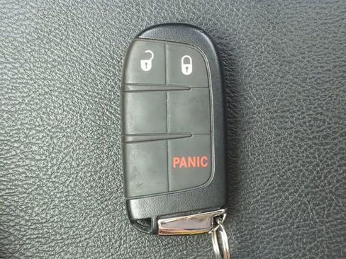 Used 2022 Jeep Compass Latitude FWD image 34