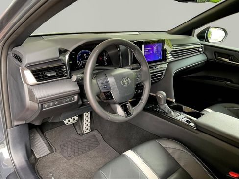 Used 2025 Toyota Camry SE w/ Convenience Package FWD image 17