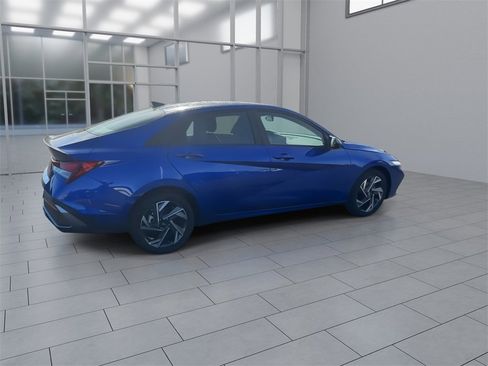 Certified 2025 Hyundai Elantra Sport image 8