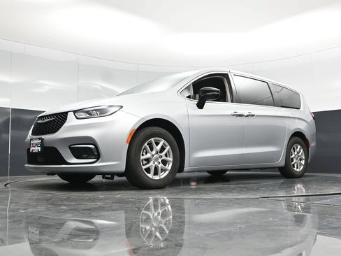 Used 2024 Chrysler Pacifica Touring-L FWD image 55