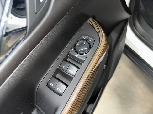 Certified 2023 GMC Acadia SLE w/ Driver Convenience Package image 5