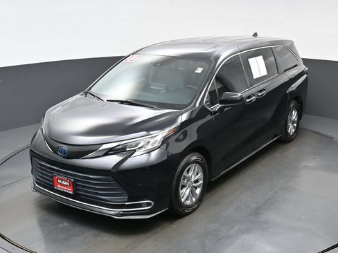 Used 2022 Toyota Sienna XLE FWD image 38
