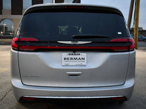 New 2026 Chrysler Pacifica Select image 6