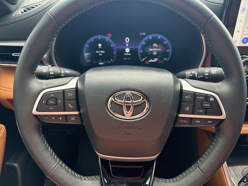 Used 2024 Toyota Highlander Platinum AWD/4WD image 11